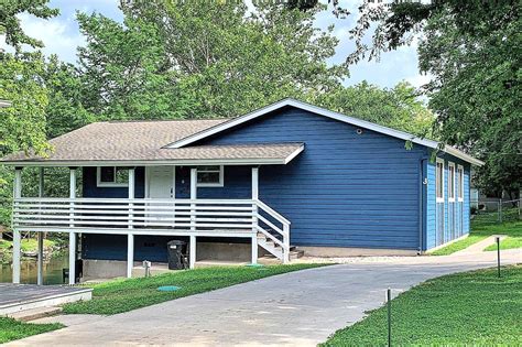 Only 4 miles to guadalupe river, close to state parks, gruene, schlitterbahn and more. Cabin Rental near Canyon Lake in New Braunfels, Texas