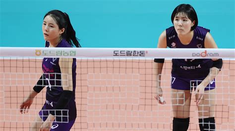 가로세로연구소>는 지난 2일 방송에서 '전지현 이혼설 실체, 남편 최준혁과 별거 중?'이라는 제목으로 방송을 진행했다. 배우 이재영(뮤지컬 배우) 프로필 - 이슈