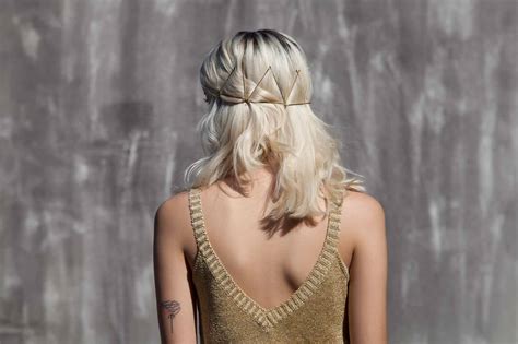 12 Cool Bobby Pin Hairstyles To Add To Your Hair Routine
