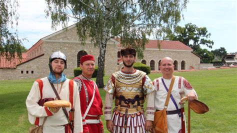 Vor 2000 jahren kamen die römer an die donau, blieben über 400 jahre lang und waren ein. PETRONELL-CARNUNTUM - Schauspieler Frank: Gedenkmarsch am ...