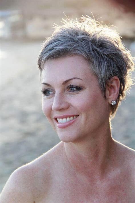 14 Great Short Haircuts For Gray Hair That Are Cute