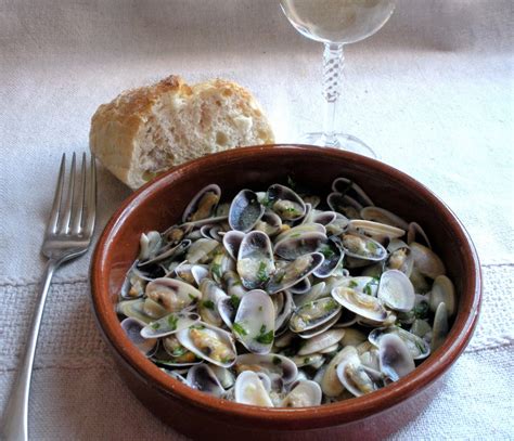 Incluso, si los hacéis con un toque picante, son una opción estupenda para tomar como aperitivo con una cerveza bien fría y. Aquí se cocina: Coquinas al ajillo
