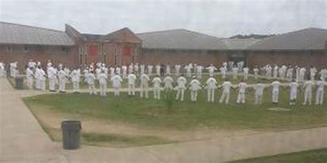 Powerful Photo Shows Alabama Prison Inmates Praying For Peace