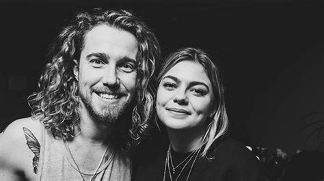 Julien doré, qui a une époque pouvait facilement s'énerver quand on lui parlait de ses histoires de coeur, a aussi été en. Louane Julien Doré Couple 2020 / Julien Dore Et Louane En ...