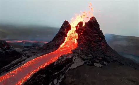 Dron Muestra Ríos De Lava Por Erupción De Volcán En Islandia