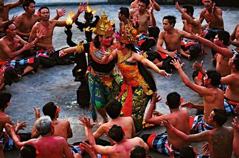 The Kecak Fire Dance At Uluwatu Temple Bali Indonesia Gambar Budaya Penari