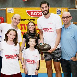 בהמשך הראיון דיבר אביעד פרידמן עם יערית אלבז על הצורך לקבל את העובדה שיש ילד על הרצף האוטיסטי ולומר את זה בקול, על האנרגיות המושקעות. בועות: רמי לוי חוגג עשור למותג