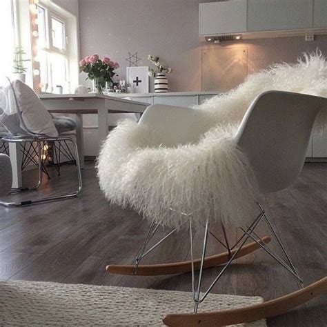 Réplica de la mecedora rar de eames. white eames rocker with sheepskin on it | Rocking chair ...