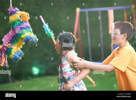 Piñata De Colores Fotografías E Imágenes De Alta Resolución Alamy