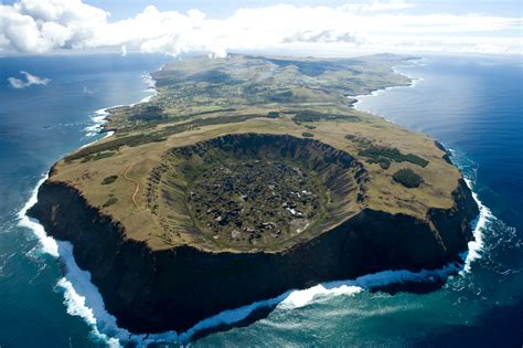 Massive crater on Easter Island's edge : pics