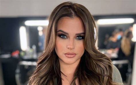 Barbara jean blank (born january 15, 1987) is an american model, actress, ring announcer, reality television personality, and professional wrestler, better known by her ring name kelly kelly. Kelly Vedovelli : la chroniqueuse de TPMP enflamme la toile