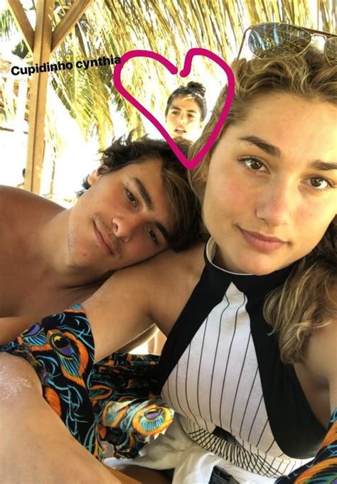 Sasha nasceu no dia 28 de julho de 1998. Sasha posa com o namorado e entrega que Cynthia Senek foi cupido do casal - Vogue | gente