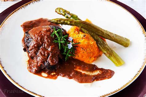 .cocinamos a fuego lento y sin prisas, como hemos hecho con estas carrilleras de cerdo al vino partimos de unas carrilleras sin hueso ni grasa, bien limpias. Carrilleras de ternera gallega guisadas en vino tinto ...