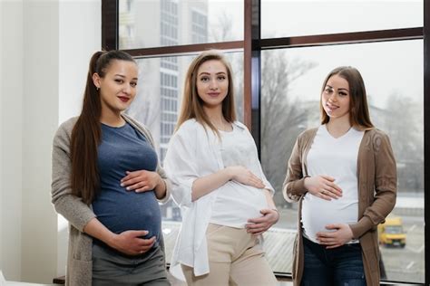 Un Grupo De Jóvenes Embarazadas Se Comunican En La Clase Prenatal