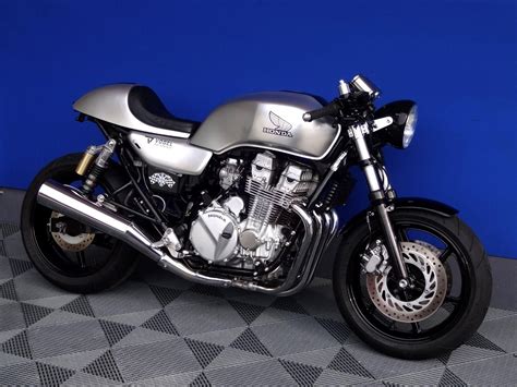 Speaking of rubber, the kawasaki cafe's handlebar clamps are mounted in the stuff, where the honda's bar bolts. www.mototrader.ch: occasion HONDA CB 750 F2 Seven Fifty ...