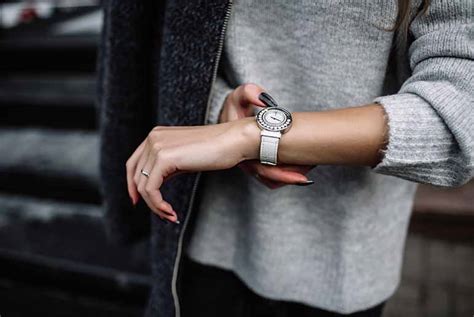 IN time vs. ON time - Nauka angielskiego online | ELLA
