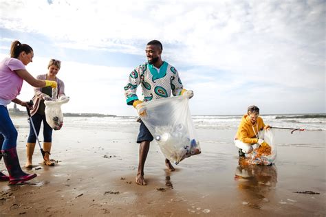 participate in a beach cleanup random acts of kindness ideas popsugar smart living uk photo 5