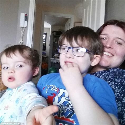 Mother Of Two With Postnatal Depression Says Taking Selfies Helped Her Recover Daily Mail Online