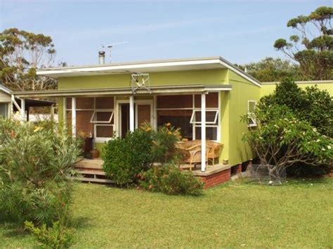 Houses with a white exterior will never go out of style and don't run the risk of fading over years of sun exposure. Retro beach house (With images) | Beach house exterior ...