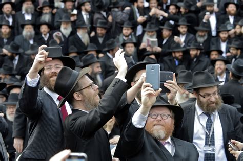 See It Rabbis Gather For Group Photo In Brooklyns Crown Heights New