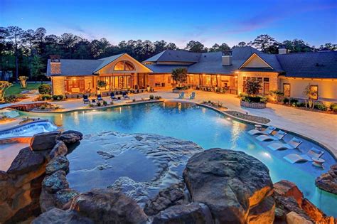 Texas Mansion That Comes With Its Own Waterpark Splashes Onto The