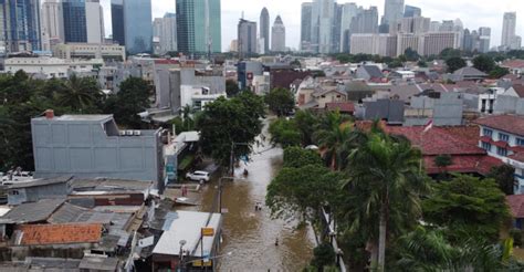 Badan meteorologi klimatologi dan geofisika (bmkg) mengungkap penyebab gempa yang pusatnya berada di 18 km. Climate change cause of Greater Jakarta floods, BMKG says ...