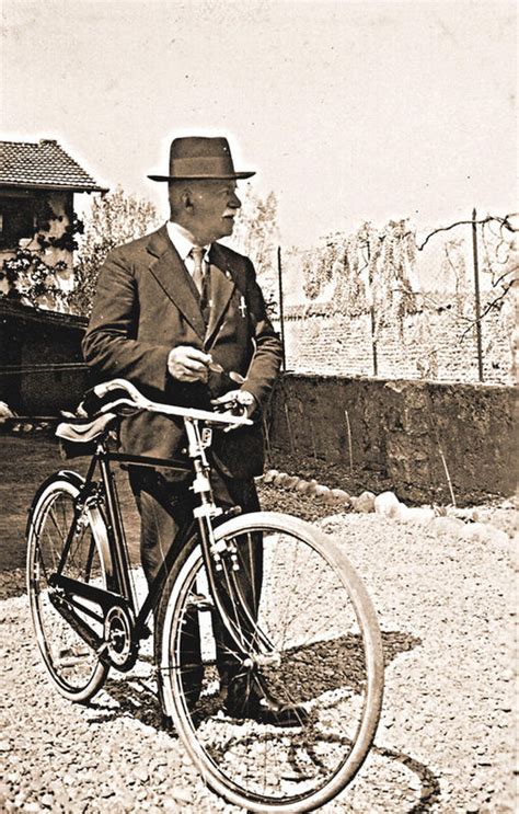 Altri sono le persone a cui il vecchio io dava tutto se stesso, dava consigli dopo aver ascoltato per vent'anni i loro. il vecchio Medico Condotto Foto % Immagini| ritratto ...