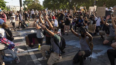 Etats Unis De Jeunes Manifestants Blancs Et Noirs Unis Contre Le Racisme