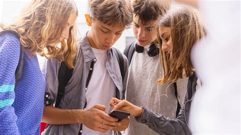 Vielleicht ist er mit uns, wie wir uns verhalten oder kleiden, unzufrieden, und er sieht keine andere möglichkeit, uns seine unzufriedenheit mitzuteilen. Psychologie: Chat-Mobbing bei Kindern | Service | Wir in ...