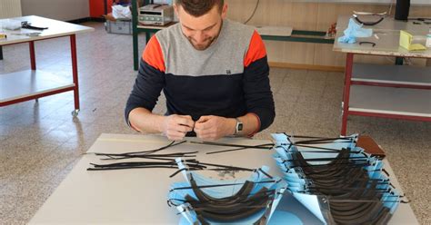 En of er technisch talent aanwezig is in het zesde leerjaar! Leerkrachten VTI Menen maken 500 extra gezichtsmaskers ...