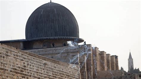 Jerusalems Al Aqsa Mosque Sees Israeli Palestinian Clashes Bbc News