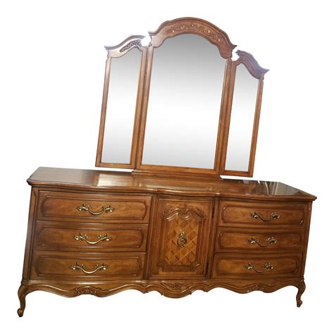 Vintage Thomasville Dresser And Tri Fold Mirror Chairish