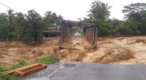 Sejumlah wilayah di jabotabek dilaporkan mengalami banjir dari tinggi air dangkal hingga mencapai pinggang orang dewasa. Banjir bandang dan Longsor menyelumuti Dua Kecamatan di ...