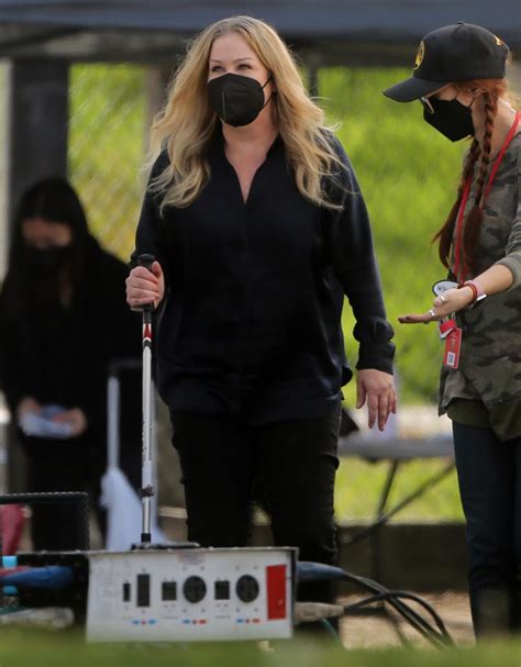Christina Applegate Gained 40 Pounds ‘cant Walk Without A Cane Amid Ms Battle News And Gossip