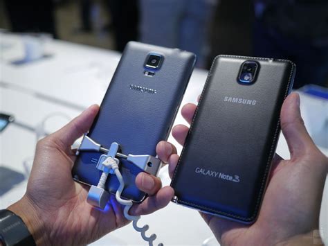 Note 4 and note 3 comprises of 5.7 inches touchscreen with the resolution of 2560 x 1440 pixels and 1920 x 1080 pixels respectively. Samsung Galaxy Note 4 vs Samsung Galaxy Note 3: first look ...