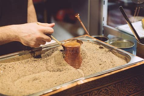 Brouwen Van Turkse Koffie Op Hete Zand De Traditionele Methode Voor Het