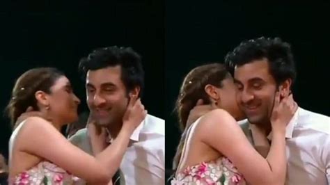 An Emotional Alia Bhatt Ranbir Kapoor Share An Awkward Kiss At Award
