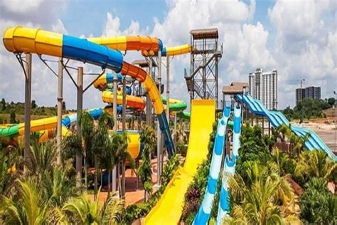 There is no better cure for the summertime blues than splashing them away at one of the several the water slides aren't the only places worth exploring in austin. 柔佛新山好去处 - 新山十大必游景点之 Austin Height Waterpark