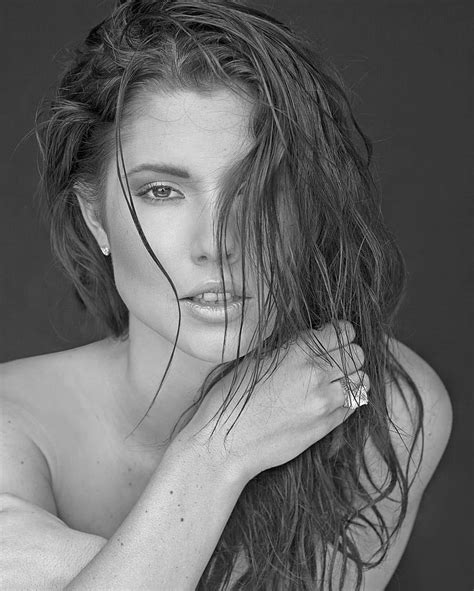 Amanda Cerny Modelo Mujer Morena Monocromo Desnuda Cabello Mojado