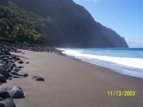 these black sand beaches in hawaii will leave you in awe