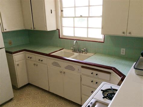 Aesthetic antique style woody kitchen cabinets finished in white. Create a 1940s style kitchen - Pam's design tips - Formula #1