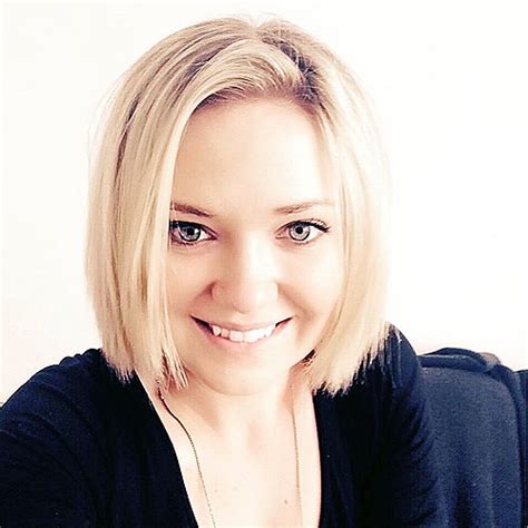 Maybe you would like to learn more about one of these? 30 Stylish and Sassy Bobs for Round Faces