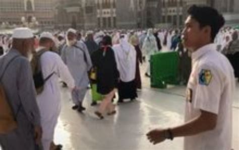 Viral Remaja Berpakaian Sekolah Sampai Ke Makkah Dan Kebingungan