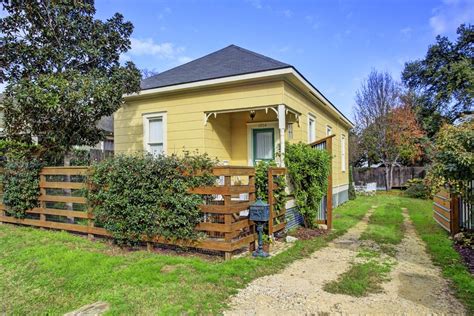 Common features include sizeable kitchens, living rooms and dining rooms — all the basics you need for a comfortable, livable home. 1,000-square-foot (or smaller) Houston homes for sale ...
