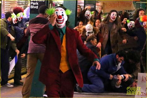 Photo Joaquin Phoenix Transforms Into The Joker Filming Riot Scene 25