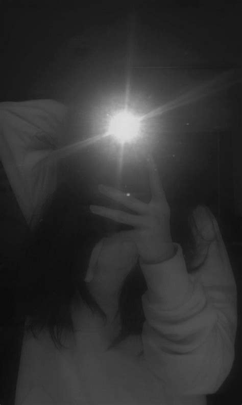 pin by lícia valeria on eu aqui blurred aesthetic girl mirror shot mirror selfie with flash