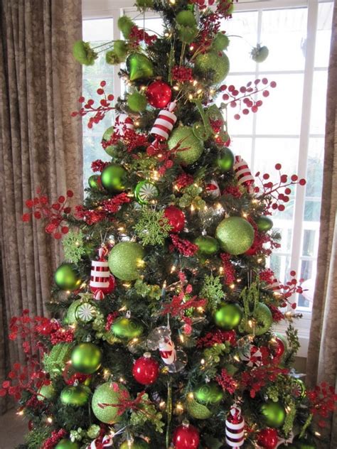 Shop outdoor furniture, home décor & more! 32 Traditional Red And Green Christmas Decor Ideas ...