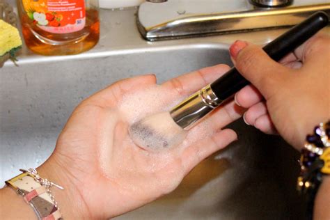 wash your makeup brushes musely