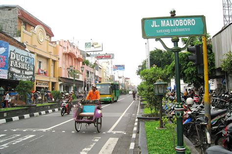 Petronas filarmoni salonu bu tesise 1.5 km uzaklıktadır. Wisata Jogja - Jalan Malioboro - Aneka Tempat Wisata