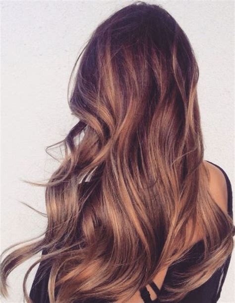 L'ombré hair prévoit une couleur foncée en racines, claire en pointes et moyenne entre les deux zéro stress, l'ombré hair gère à merveille la repousse. Ombré hair chocolat - Ombré hair : les plus beaux dégradés ...